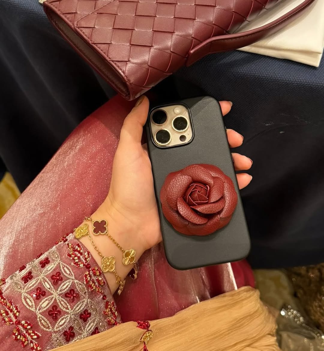 Bordeaux Camellia-Hülle – Inklusive GRATIS Kopfhörer