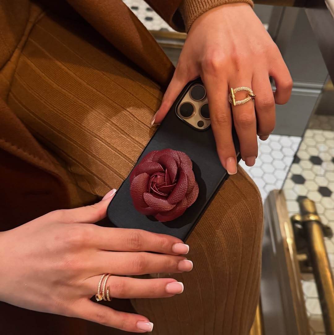 Bordeaux Camellia-Hülle – Inklusive GRATIS Kopfhörer